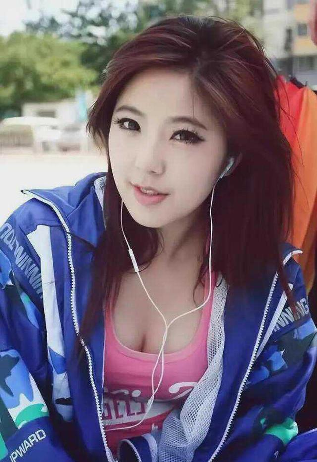 娱乐圈流行两句话。
       一句是：有菲选菲，无菲选圆，无菲无圆就选景甜。
       另一句是：南奕欢，北景甜，唱不红的庄心妍。
       今天不说景甜，单说赵奕欢。
       赵奕欢从《青春期》系列出道，是当今无愧短剧的鼻祖，成为许多少男的梦中情人。
       自《青春期》程