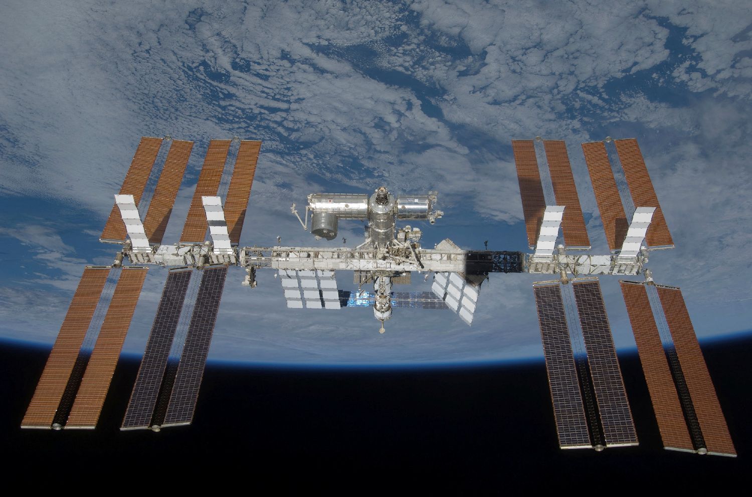 【国际空间站突发漏气警报 NASA一度命令宇航员准备撤离】国际空间站...