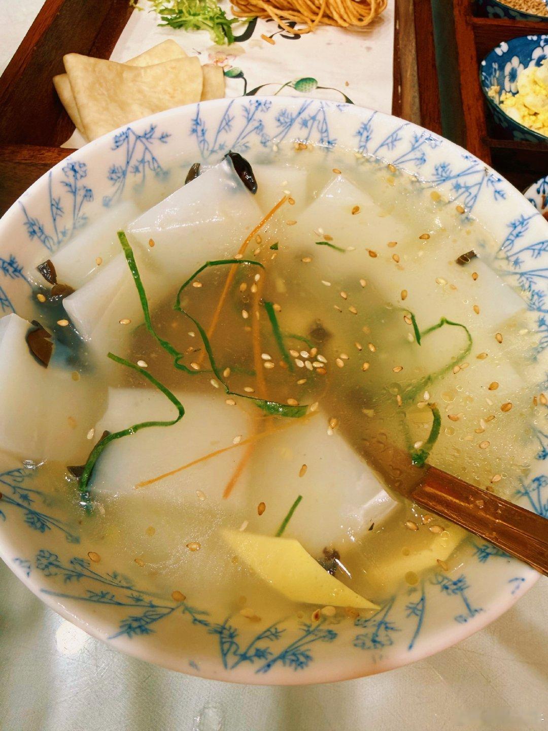 打一美食
第一个猜对的一杯奶茶
#苹果牛[超话]# ​