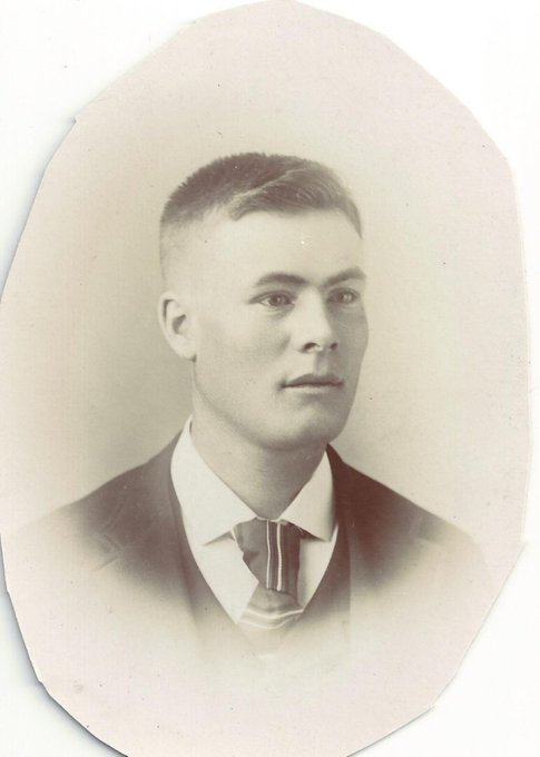 埃隆·马斯克拥有真正的美国根基

他的名字“Elon”来自他的曾祖父约翰·埃隆·霍尔德曼，他于1871年出生在美国伊利诺伊州。霍尔德曼后来在1900年左右担任明尼苏达州圣保罗的学校督学。 ​