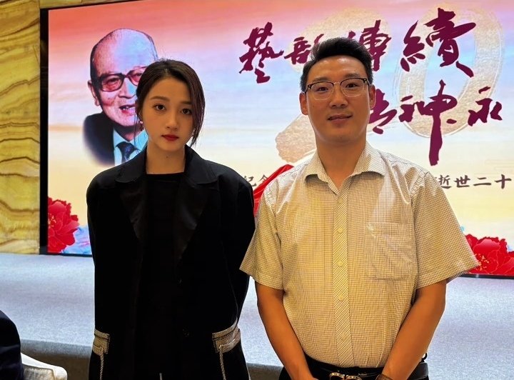 关晓彤昨天参加纪念爷爷关学曾逝世20周年活动，艺韵传续，精神永存[心] ​