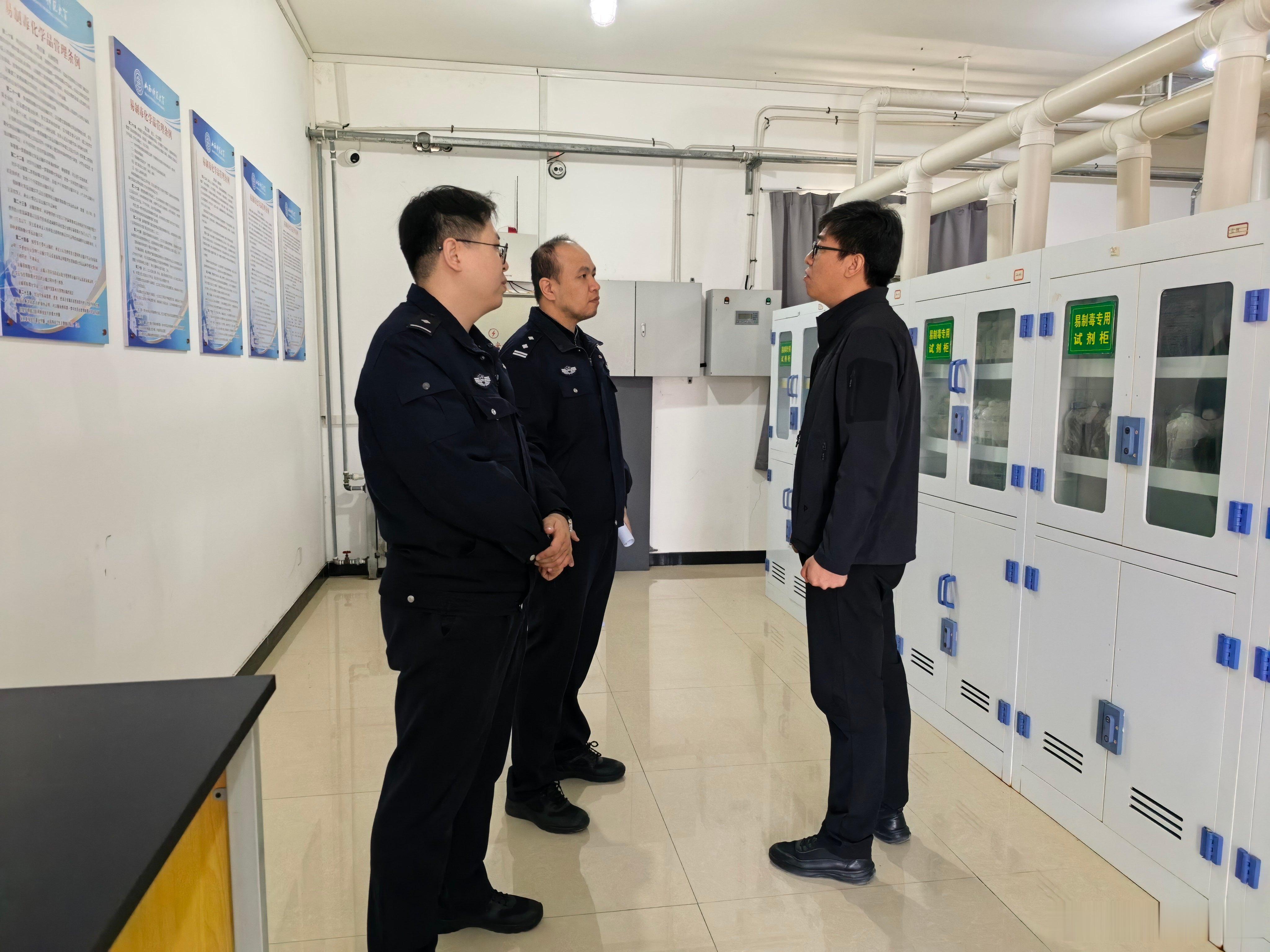 警校联动细排查 拧紧校园“安全阀”——公安小店分局西温庄派出所联合治安大队深入山西师范大学开展校园安全专项检查（后附公安小店分局各派出所服务电话）

近期，公安小店分局西温庄派出所协同分局治安大队，深入山西师范大学开展校园重点场所安全专项检查。检查组先后对校园警务室、危化品实验室及 ​