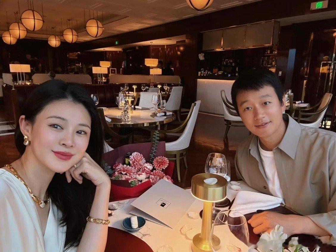 佟大为关悦结婚登记19周年，琥珀婚快乐🎉🎊，时间过得真快啊，他们已经都结婚快20年了，看上去没什么太大变化啊，孩子都三个了，最大的女儿身高都快赶上佟大为了，很幸福的一家五口。 ​