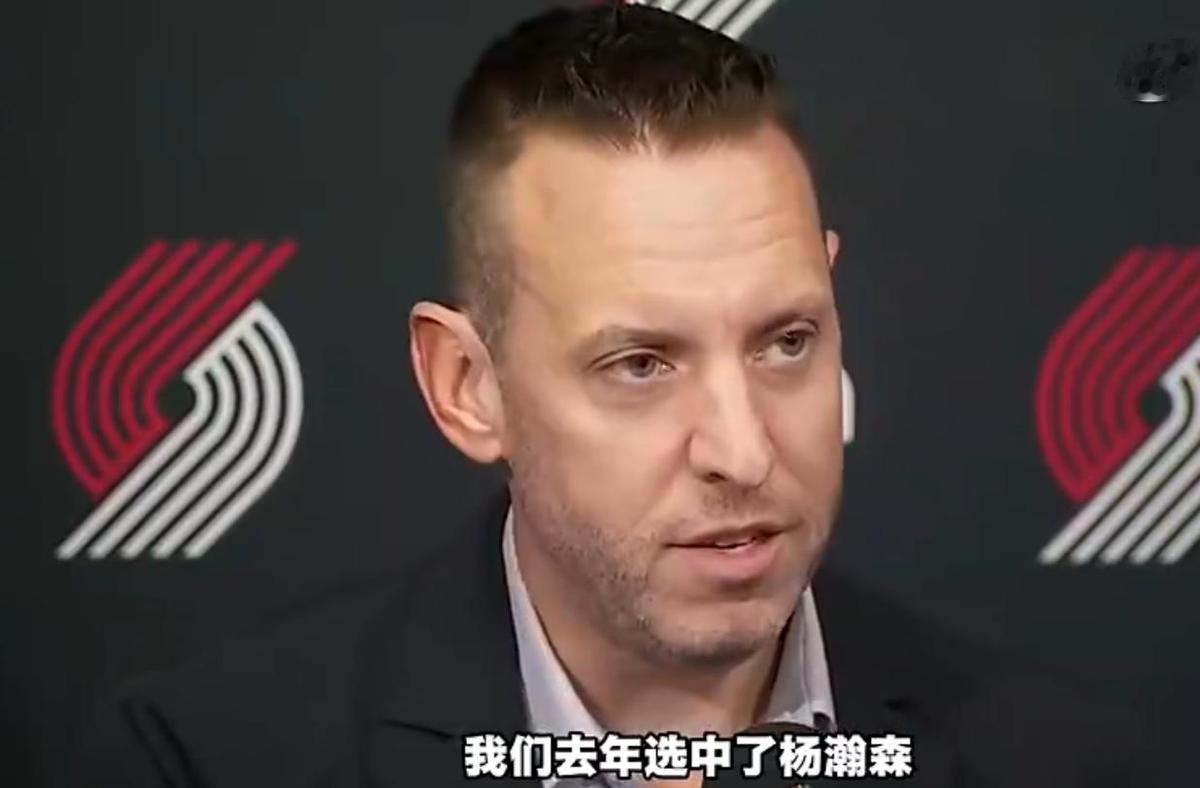 中国球员在NBA的每一步，都逃不过被贴上“市场标签”的命！
开拓者媒体日上，商业运营总裁汉克斯对着镜头说得明明白白：去年选中杨瀚森，“尤其是在中国市场，帮助巨大”，整段发言围绕“亚洲市场”“播出时间”“商业合作”展开，一句没提他的球打得好不好。而同一场发布会上，总经理克罗宁却在谈杨瀚森的夏季联赛进步