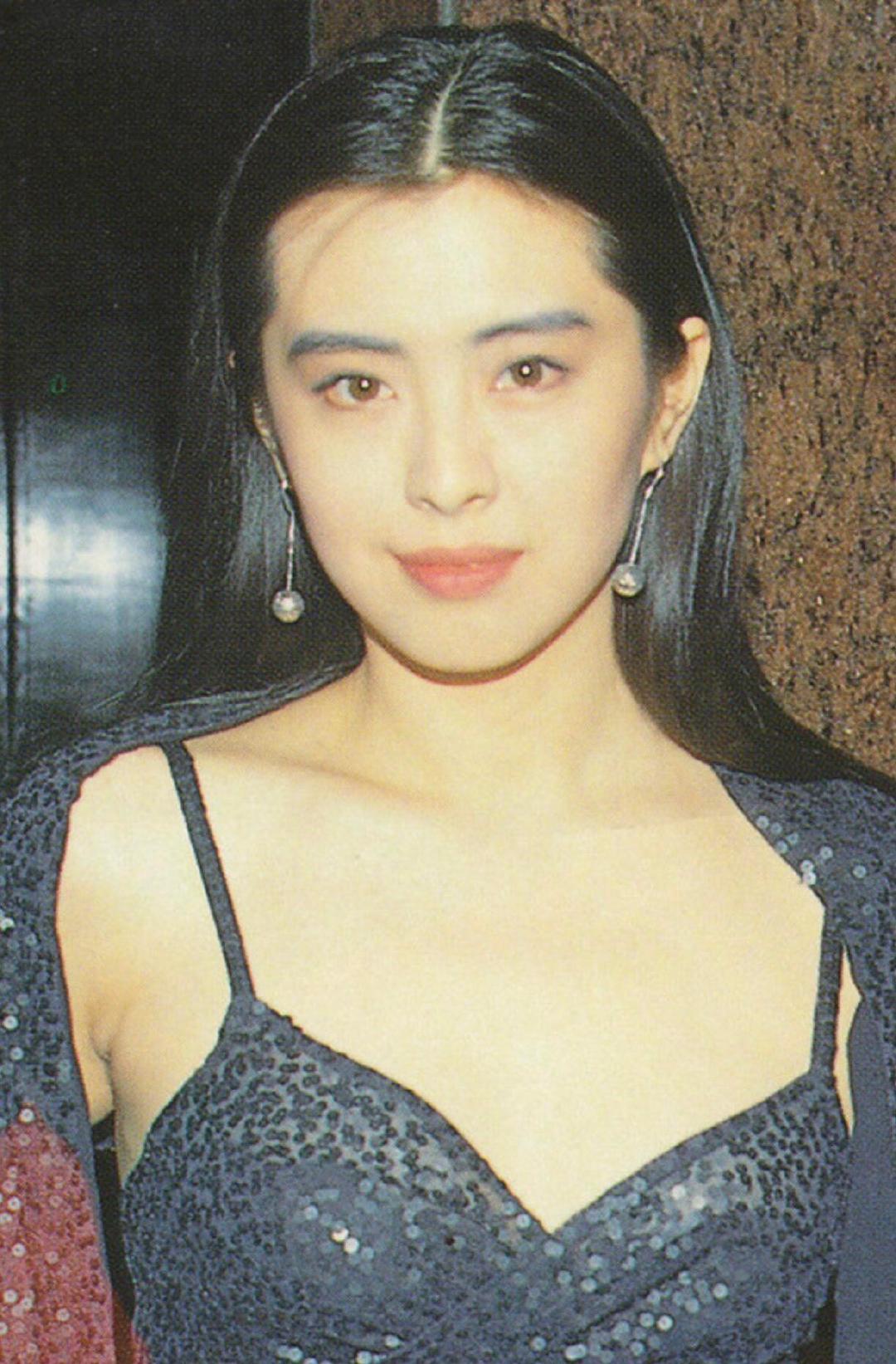 香港电影黄金时代，诞生过无数令人惊艳的女演员。但有一种美，只有王祖贤能够诠释。 ​