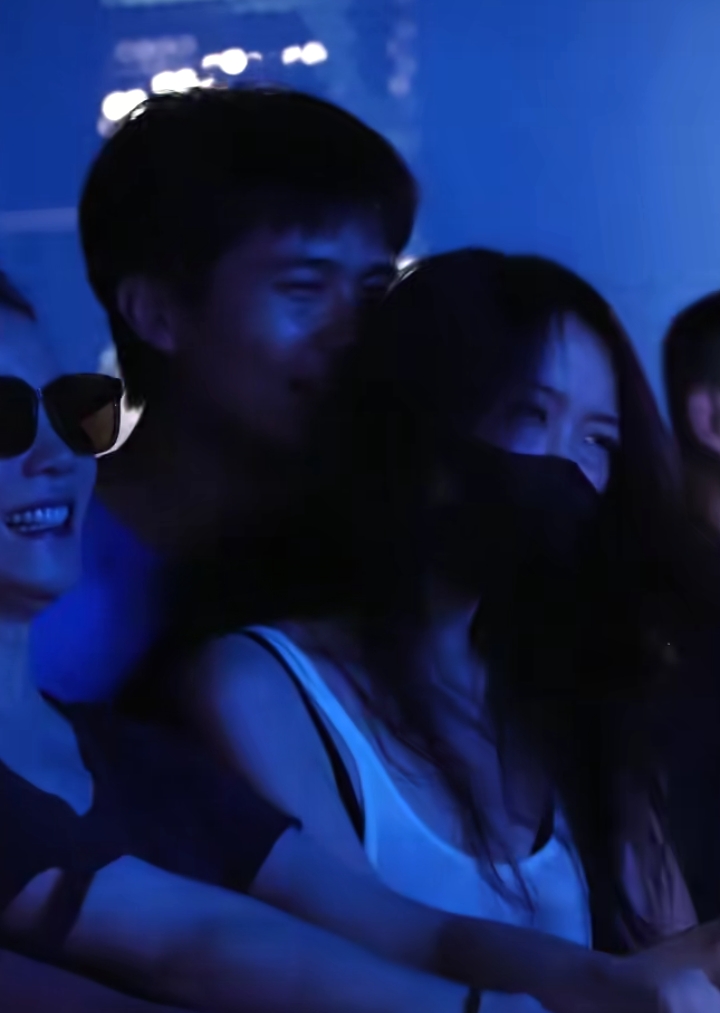 现在最愤怒的不是谢霆锋，而是李亚鹏。
 
近期王菲好友Ryan当众越界的风波持续发酵，比起置身事外的谢霆锋，身为父亲的李亚鹏，才是最难以释怀、满心愤慨的人。
 
年仅20岁的李嫣，心思单纯、涉世未深，几乎没有感情经历，一直被父母温柔呵护长大。可王菲密友Ryan，却频频对李嫣做出亲密逾矩的肢体举动，全