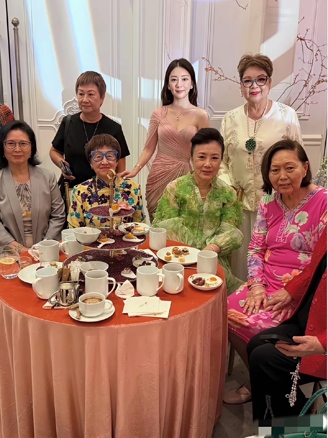 方媛也是顺利进入上层圈子了 ​