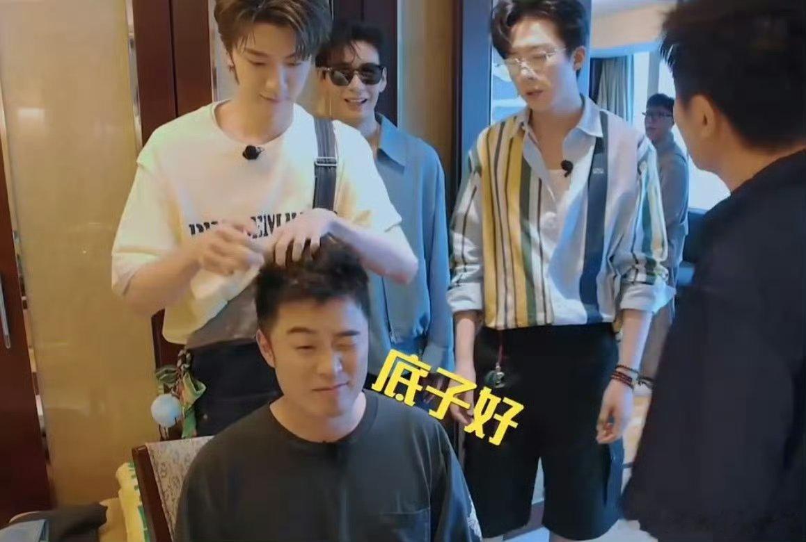 #陈赫夸地球团手法无敌##陈赫被地球团手艺征服#地球团也太会了👏林一弄发型，孙红雷搭穿搭，郭京飞捧场，陈赫被拿捏，AI还送上超高评价有没有 ​