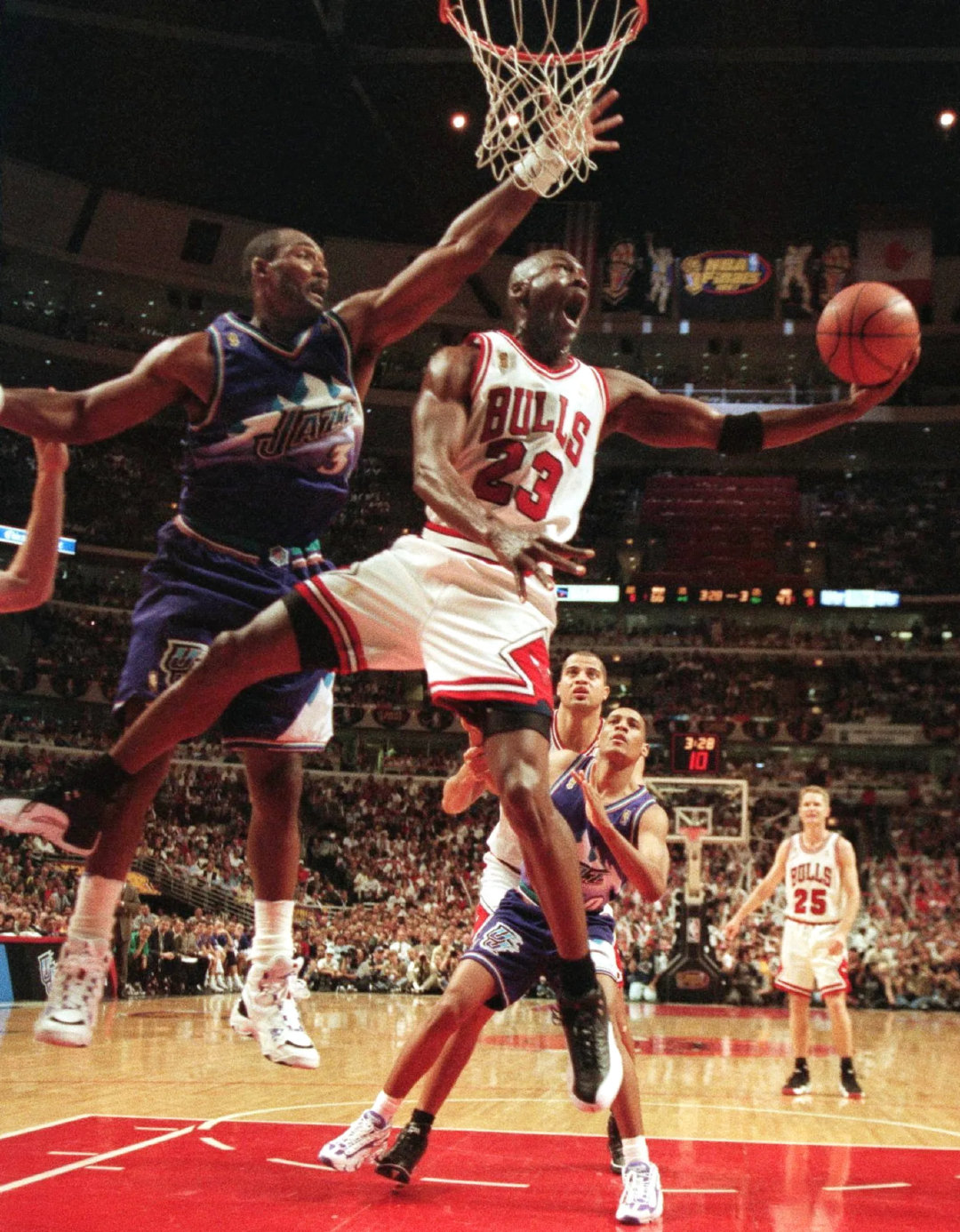 Michael Jordan & Karl Malone

#乔丹##卡尔马龙##nba# ​