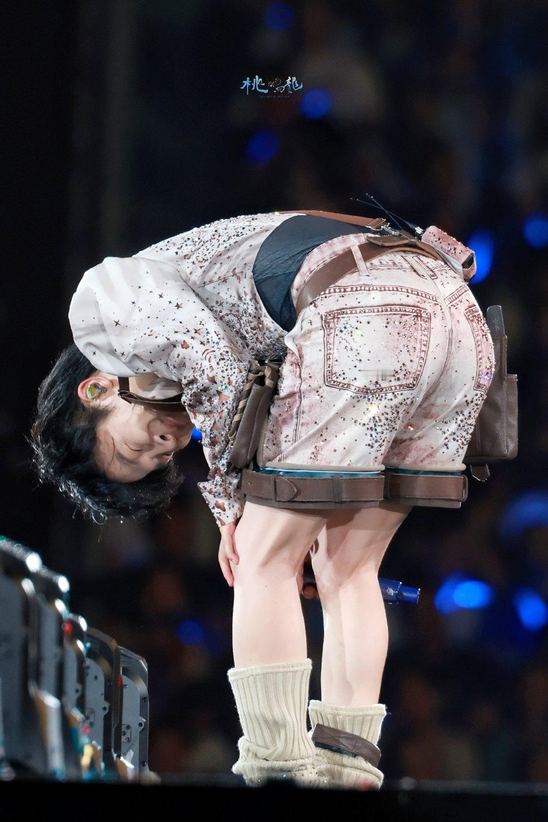 小宝宝脸都笑皱了 好可爱🥺

#周深[超话]##周深2026深深的巡回演唱会# ​