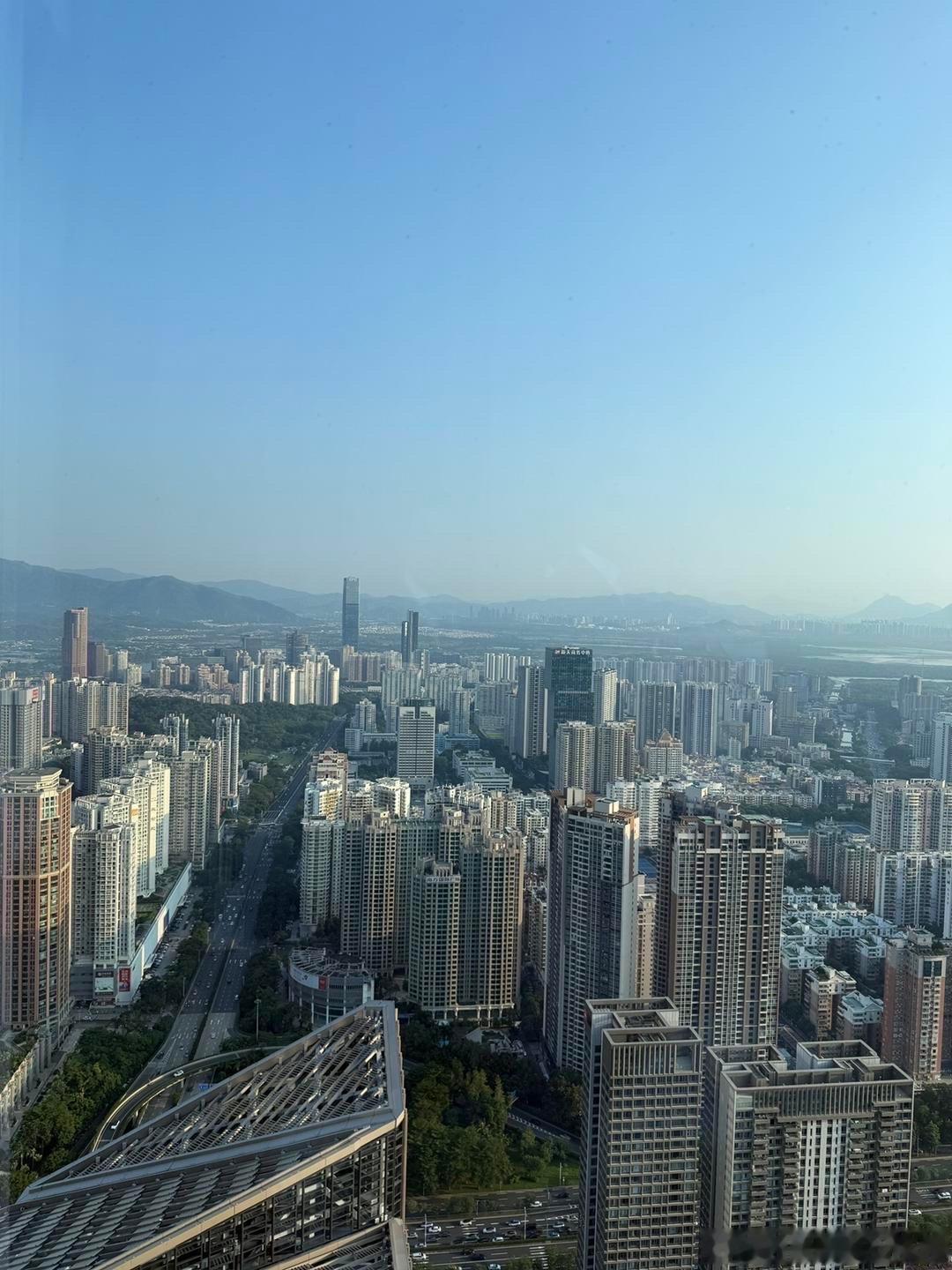LLM是什么，举例说明
LLM（Large Language Model，大语言模型） 是一种基于深度学习的AI模型，通过海量文本数据训练，能理解和生成自然语言。核心特点是参数规模巨大（通常数十亿到数万亿），基于Transformer架构。
 
🍊简单理解：给它一段文字，它预测下一个最可能出现的词，逐词生成完整回答。
? ​