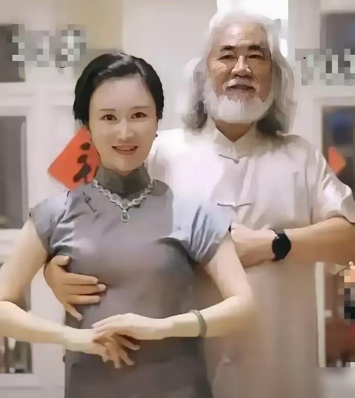 75岁张纪中晒夫妻亲密照，网友直呼辣眼睛，他转头就在直播间放话：还要拼第四胎。
照片里两人贴脸环抱，尺度不算小，评论区炸了锅，说这哪像七十多的人。
可人家根本不在乎。杜星霖亲口说，现在夫妻俩是“良性循环”，孩子越生越聪明，越生越可爱。
张纪中坐旁边，全程微笑，眼里全是欣赏。
两人2017年结