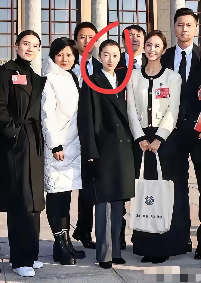 周冬雨凭啥独占鳌头
就因为她是张艺谋的爱徒吗？
后面沈腾和邓超真是太搞笑了，他们两个人踮着脚，还是没有那么高