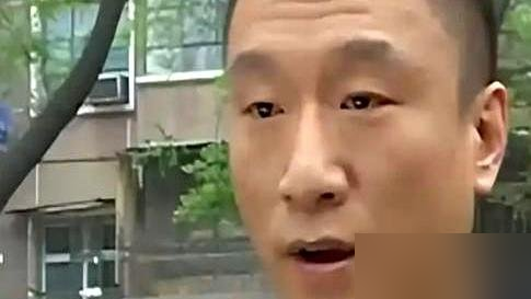 孙红雷拍《征服》，一集片酬才1000块，拍完还没人买。
当年剧组穷得叮当响，版权最后贱卖给一个开饭店的大姐。谁能想到，这剧压了几年突然爆了，就靠刘华强那个买瓜的片段。
你这瓜保熟吗？两分钟，从赔笑到掏刀，孙红雷把那股阴狠劲儿演绝了。摊主往秤盘底下塞吸铁石，他早看穿了，一刀下去，观众看得脊背发凉又