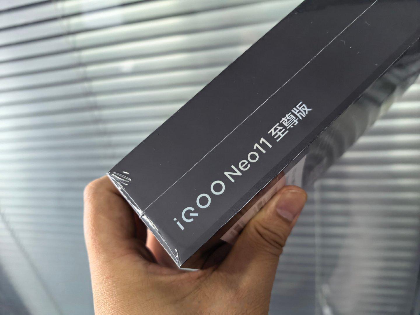 iQOO Neo11至尊版到手了
行业唯一2K屏
9100mAh
8.7mm薄
100W闪充==19分钟满电

今天开箱上手，[不愧是你]，有啥想了解的，可以问了#iQOO Neo11##iqoo[超话]# ​