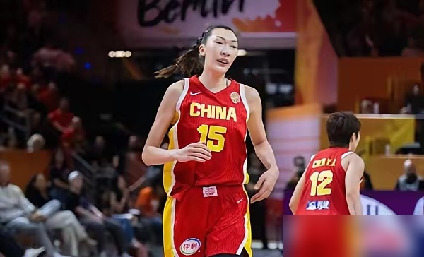 中国女篮大胜意大利女篮20分，主教练及球员表现评分：
1、李缘，1分
算是打过世界杯、奥运会的老将，大赛经验十分丰富，但这一届世界杯完全如同梦游。
2、韩旭，9分
内线绝对的定海神针。打了30分钟拿19分10个篮板，投篮11中8，连三分球都2投全中，这效率让对手根本防不住。
3、杨舒予，9