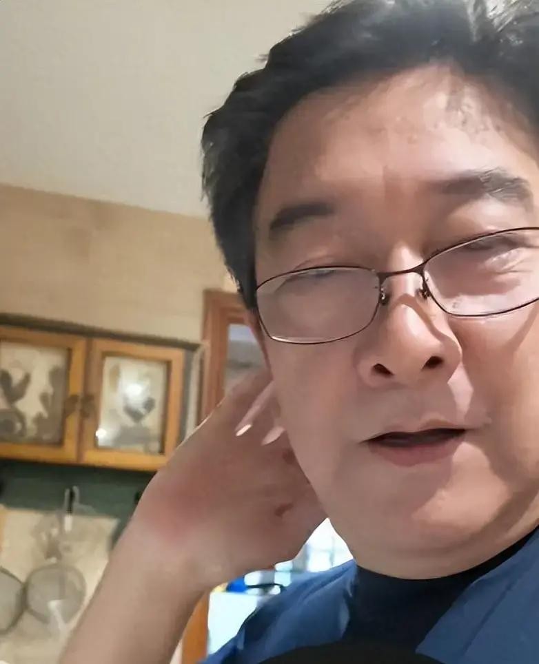 63岁水均益一个月送走敬一丹刘欢两位老友，天天直播到后半夜，家里97岁老娘和残障大哥还等着他，网友急了：千万别再硬扛
八宝山告别仪式上，水均益站在白岩松和王宁中间，全程没说一句话。这个当年在伊拉克战地都面不改色的硬汉，这次是真的伤了心。敬一丹走了才十二天，刘欢也走了。
一个月内三场告别，悲伤根本来不
