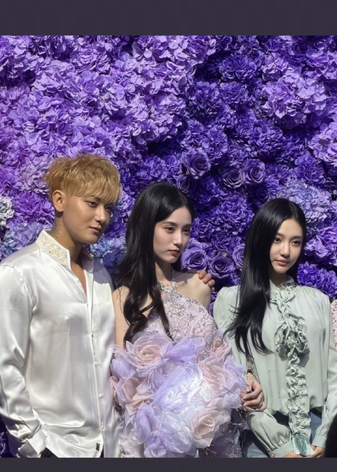 黄子韬、徐艺洋、宁艺卓同框，宁艺卓看起来像黄子韬徐艺洋的家长，保养的很好。 ​
