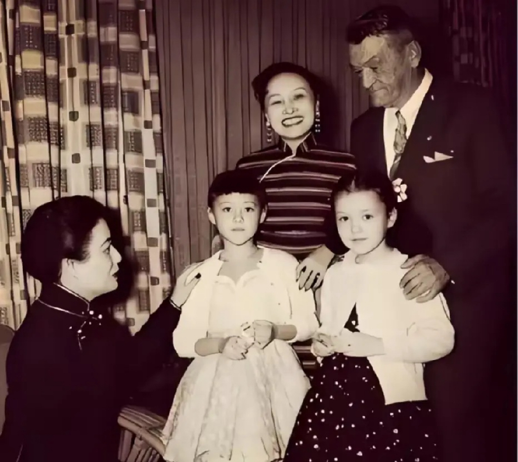 50年代，宋美龄看望陈纳德、陈香梅一家四口的合影，两个女儿分别叫陈美华、陈美丽，由蒋中正所取，名字中特意用了宋美龄的“美”字，宋美龄认了两女为干女儿。

宋美龄和他们关系这么好，是因为抗战时宋美龄负责空军这一块事情的时候，主动邀请了陈纳德来华组建“飞虎队”，整训空军，陈纳德后来娶了记者陈香梅，关系就