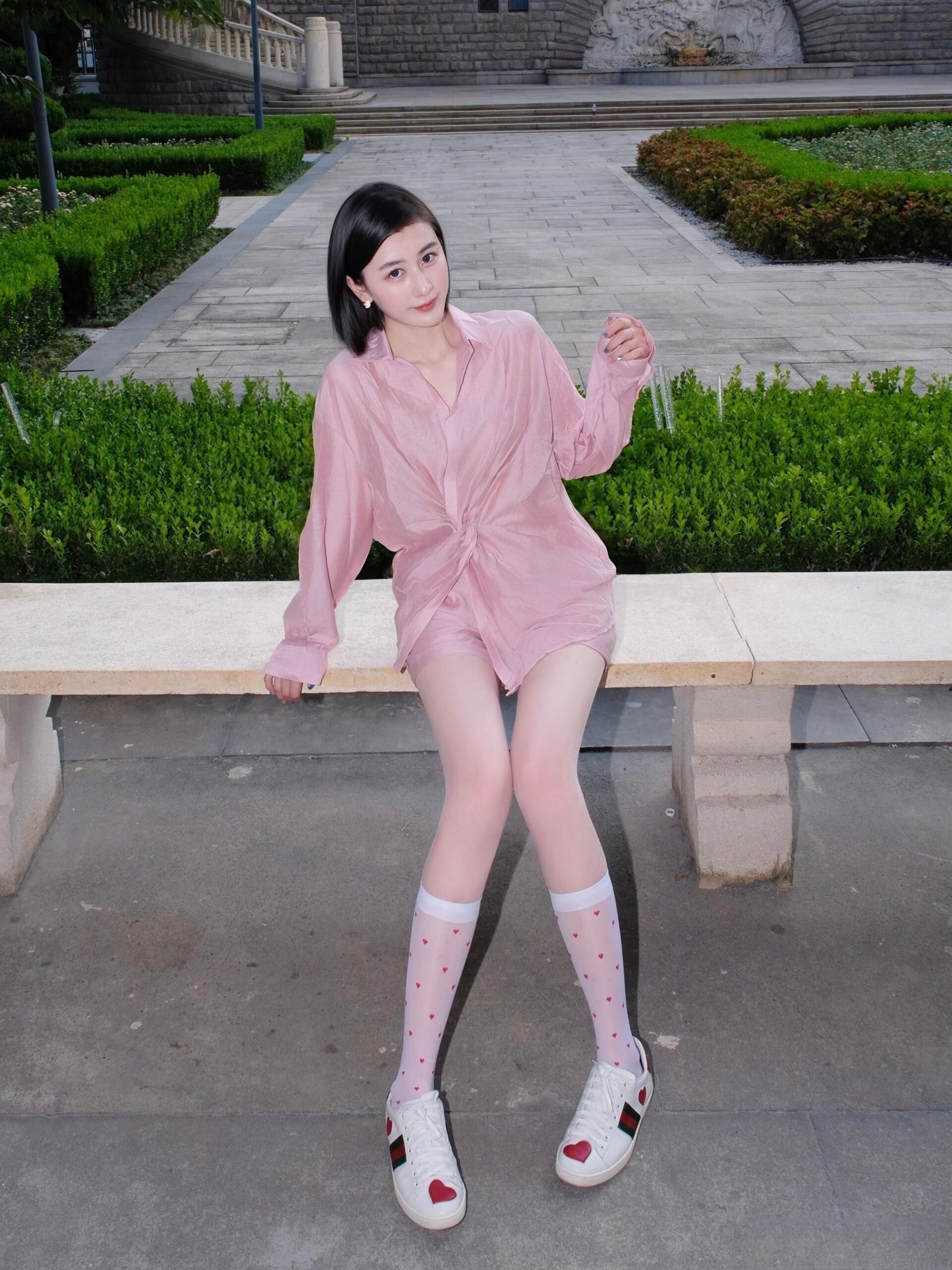 这套穿搭将温柔甜美与复古活力巧妙融合，风格清新又具少女感。粉色系的衬衫...