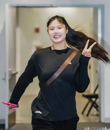 8分钟上场，2.8分，她直接走人！<br />WNBA板凳坐穿，李月汝...