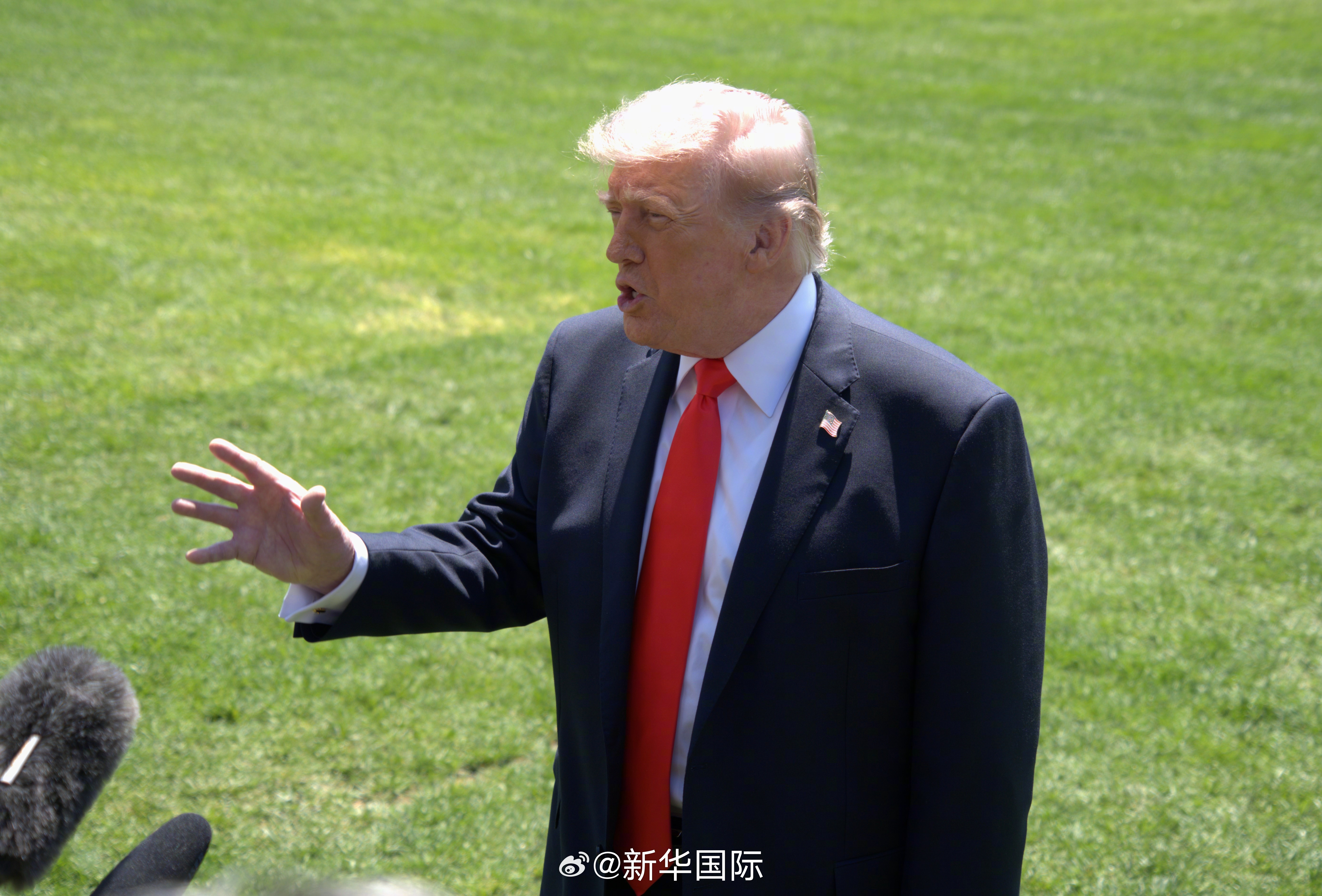#伊朗称未与美国进行任何直接对话#【#特朗普下令暂停接触伊朗#】伊朗法尔斯通讯社19日援引消息人士的话报道说，在美国违反伊美谅解备忘录后，伊朗未与美国进行任何直接对话。
据报道，一名接近谈判团队的消息人士说，在美国违反谅解备忘录后，伊朗与美方的会谈已暂停。伊朗与阿曼就霍尔木兹海峡问题举 ​