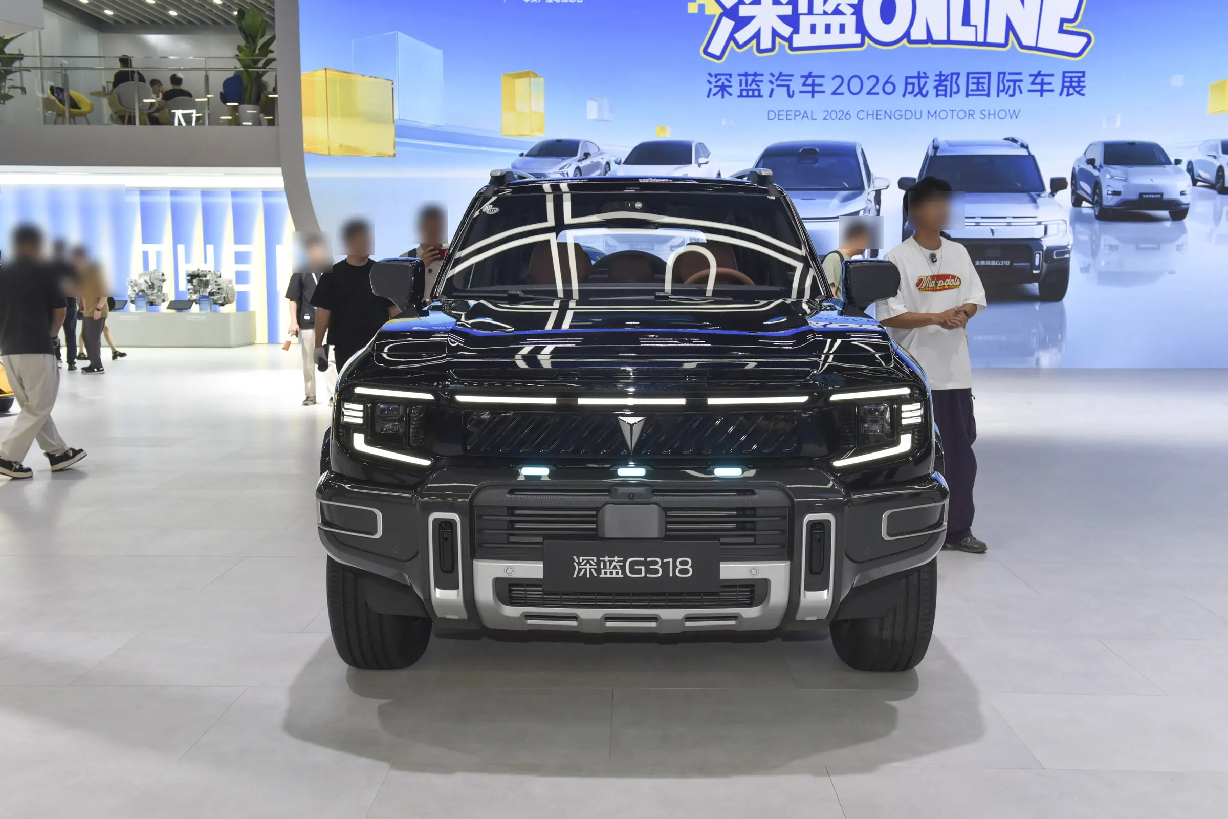 别光看外观！2026款深蓝G318给我泼了盆冷水！
唠唠我看完 G318 上市的碎碎念。 外观这块确实很戳人，方盒子造型，氛围感直接拉满，刷到第一眼，很难不多瞅两眼，氛围感这块深蓝是玩明白了。
只是把一整套价格捋完，热情瞬间被浇灭大半。起步门槛看着友好，可往上的版本差价拉得很开。很多人估计和我一样，