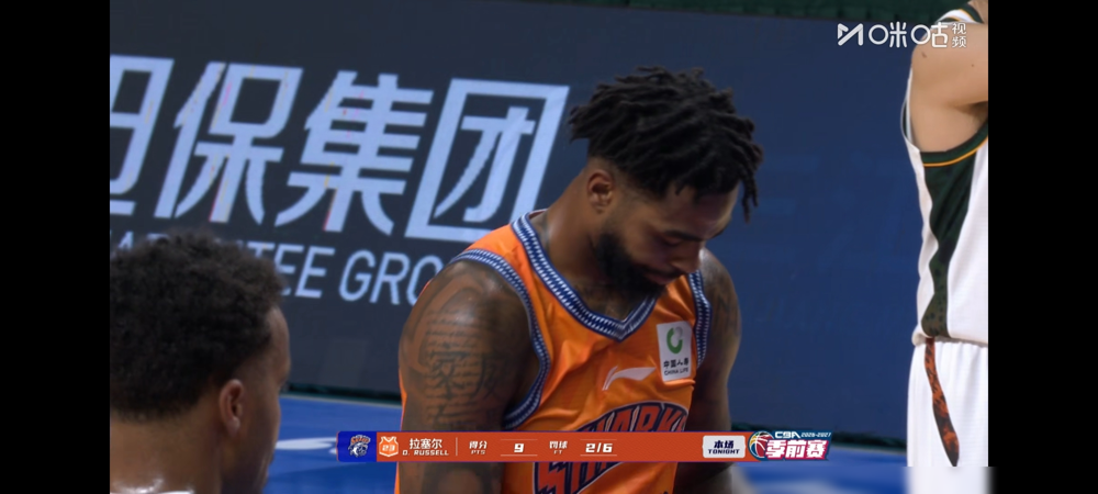 上海男篮这是把CBA当NBA养老院了？
10月9日季前赛双加时险胜辽宁，拉塞尔首秀18分7板9助，闲庭信步，挡拆一挂就走。麦基18分，护框直接给内线加了道防盗门。
两个NBA老油条，非保障合同，打得比谁都积极。
古德温呢？注册原因缺席首场，10月10日打四川已经上了。
三外援凑齐，双高战术立