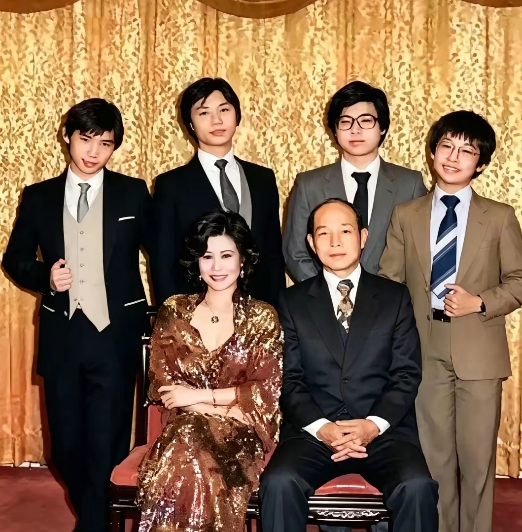 这是霍英东与三太太林淑端及四个儿子霍显光、霍显扬、霍显强、霍显旋的一张全家福合影。霍英东与林淑端因戏结缘。林淑端五官精致，貌美如花，育有四个儿子，身居豪门，为人低调，四个儿子长大后，没有进入霍英东核心产业，各自在各领域发展。

霍英东一生有三位太太，大太太吕燕妮陪伴他白手起家，是霍家根基的主心骨；二