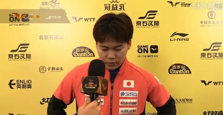 昨天的乒乓球世乒赛分站赛赛后，17岁的日本选手松岛辉空的一段采访，成了全网热议的焦点。这个顶着“张本智和之后日本乒坛最具冲击力新星”名头的小孩，没有走惯常的客气话模板，一句“想拿单打冠军”的直白表述，反倒被网友夸“真实”。

作为在中国参赛的外协选手，松岛辉空的这段发言其实戳中了国乒外战的一个常见细