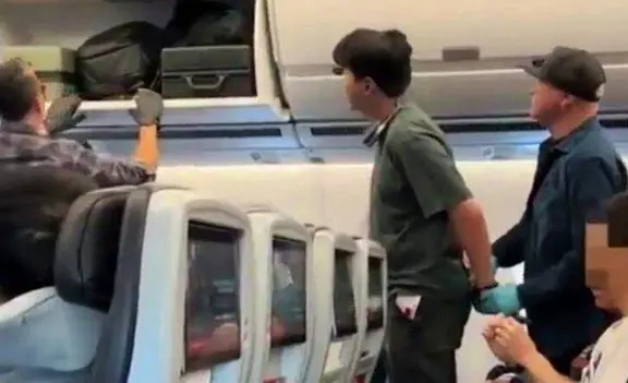 上海男子洛杉矶航班上打人 全家遭美遣返
