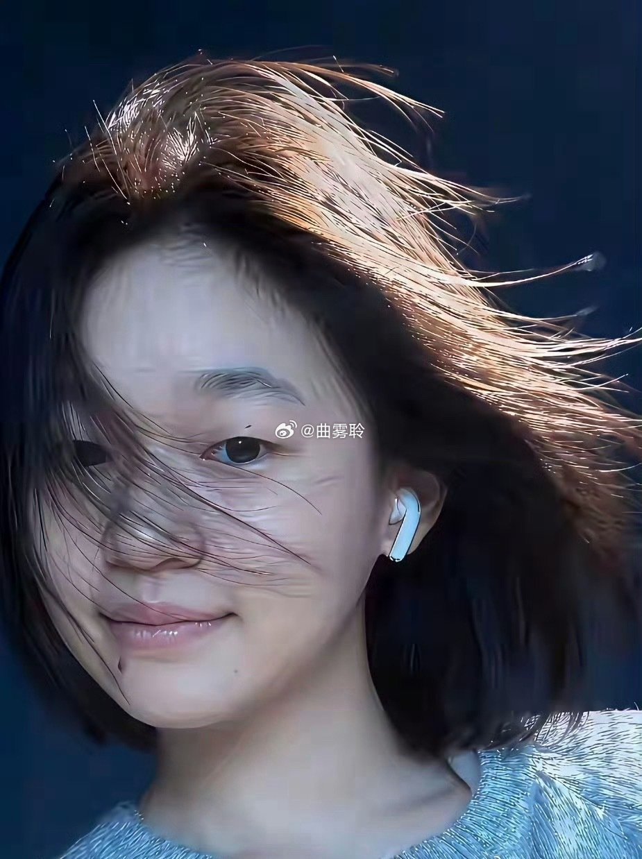 18岁全红婵，彻底长开了，最新美照少女感十足，眼神清澈如水，美人痣恰到好处，美得让人挪不开眼。 ​