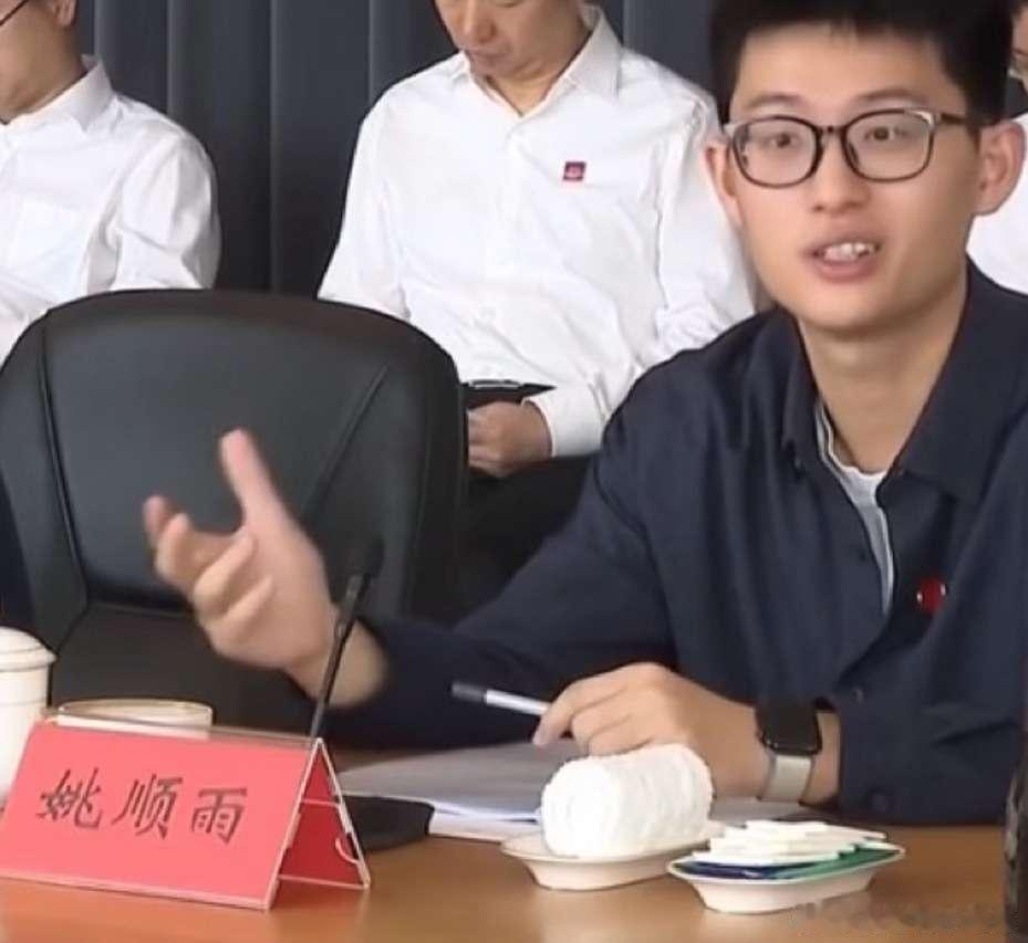 54岁的马化腾久违露面，和98年的姚顺雨同框。 ​