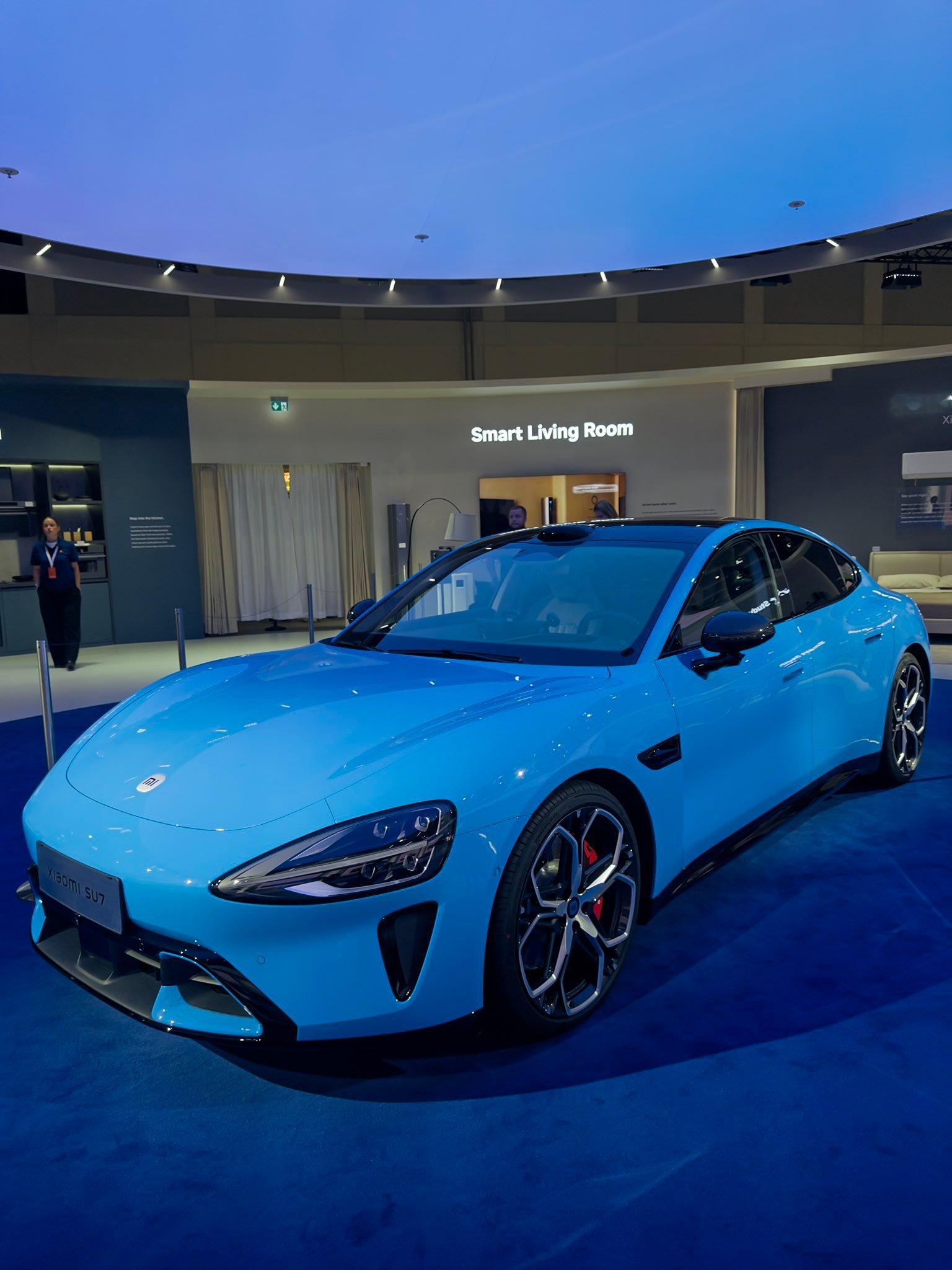 #中国AI站上IFA展C位# 小米汽车2027年进入欧洲市场，上来就去德系、英系和法系的老根据地。整个展台以Vision Gran Turismo为核心，用中国科技给这些西方人带去东方震撼。

上午我就知道IFA2026的小米展台很火爆，甚至被评价为展会三大亮点之一。根据帖子上的反馈，欧洲朋友们也很期待小米产品的市场表 ​