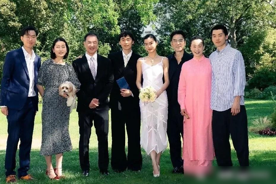 56岁林依轮，一夜间升级当公公了。儿子林子濠跟法籍超模陈瑜，直接把证领了，婚纱照全家福一起甩出来。8月才公开恋情，10月就官宣结婚，前后不到两个月。陈瑜配文说“把对未来的所有美好想象，都签上了你的名字”，林子濠回得也硬：“合情、合理、合法、和你。”林依轮随后出镜，喜提公公的话题直接冲上热搜。网友翻出