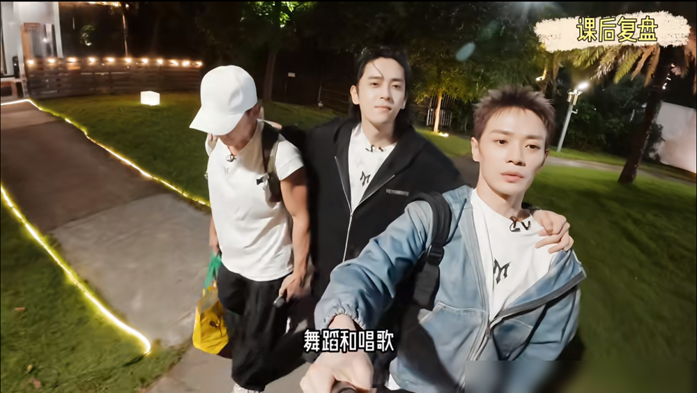 熬到凌晨死磕唱跳，上台却被全网嘲笑跑调，曹骏这回真急了。
9月1日的《披荆斩棘2026》二公，曹骏头回当队长。他带着刘畊宏、陈若轩，三个毫无唱跳底子的硬汉，去啃男团曲目《要你管》。
为了不丢人，三人半夜疯狂复盘，死磕每一个动作，熬成了出名的心酸三人组。可公演一播，评论区全在嘲讽跑调、大翻车。