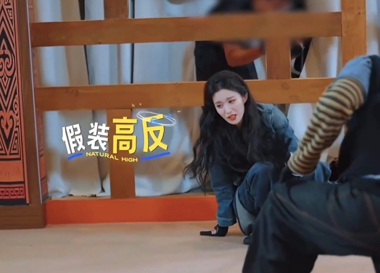 沈腾说王楚然“一期镜头顶我三期”，表面是调侃，细想其实是一句很准的综艺判断：王楚然学的根本不是沈腾的“奸懒馋滑”，而是他把“弱点”当武器用的底层逻辑。

沈腾的“懒”和“滑”，从来不是真的摆烂，是顶级预判之后的省力打法。王楚然接住了这一点。被三个人围攻，她捂着胸口说“有点高反”要缓一缓；偷袭失败被逮