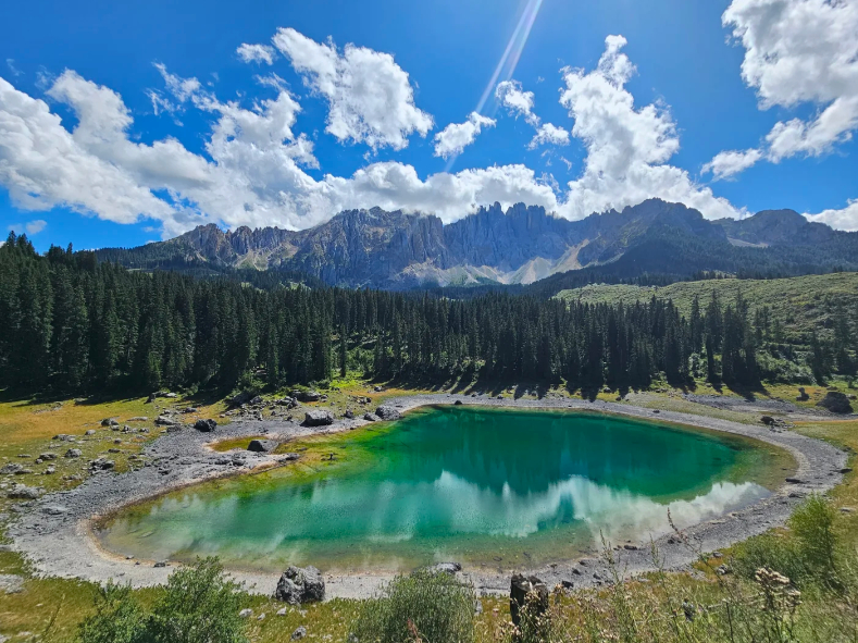 多洛米蒂的山，像大地睁开的一只只眼睛。白云岩山峰在晨光里泛起粉色，那是...