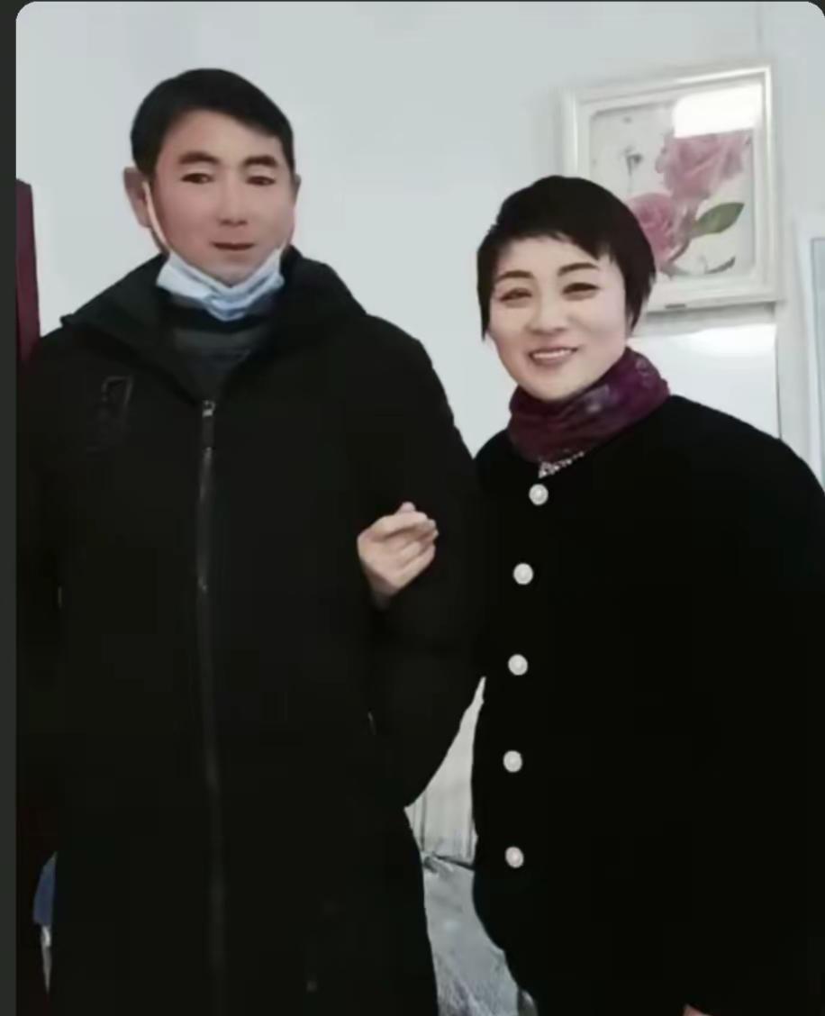 <p>幸福的两口子 <!--{img:0}--><!--{img:1}...