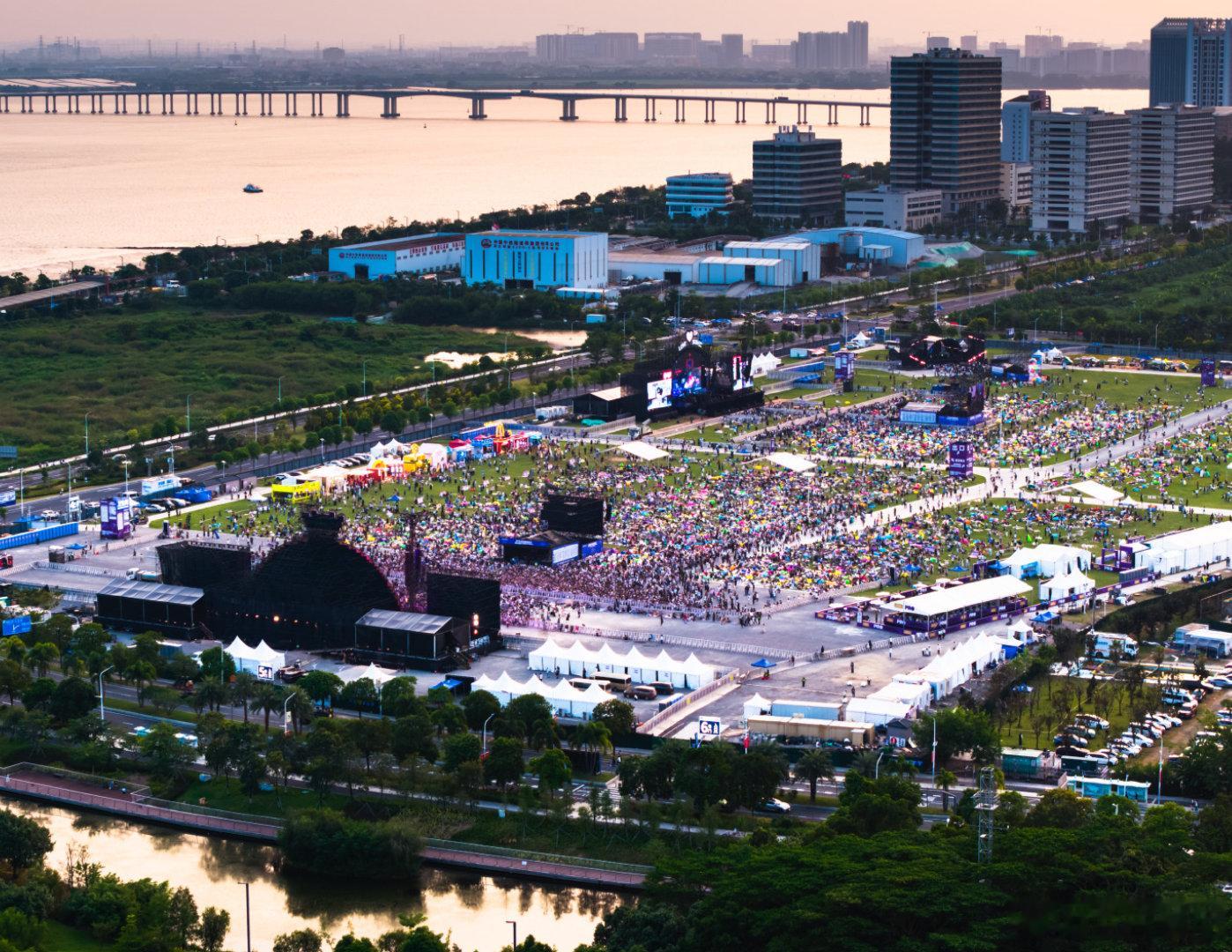 #广州音乐节按摩区的声压很摇滚# 摇滚的声压包裹整个休息空间，美团会员蹦迪透支体力后，来按摩区放松片刻，重新找回活力。上美团App🔎【草莓chill局】，免费按摩等你来抢哦！ ​