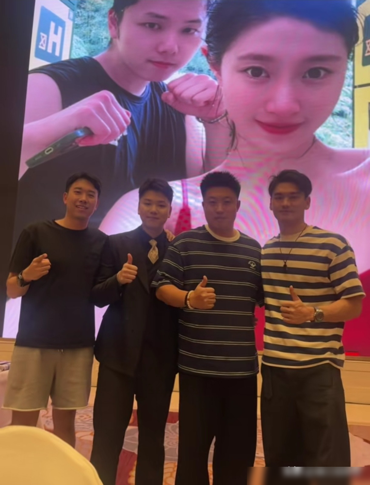 李广源杭州办婚礼，汪顺、徐嘉余、傅园慧全到了，一个个被亲友拉着排队合影，没一个摆脸色的。
32岁的汪顺刚打完名古屋亚运会，1金2铜，自己说是最后一届亚运了。训练强度一大身体就喊累，恢复速度肉眼可见往下掉。
可到了队友婚礼上，照样站着陪笑，来者不拒。
倒是他自己把话撂得明白：不设限，先过好当下，