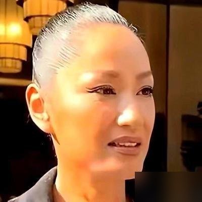 54岁瞿颖顶着一头白发就上了中网挑边，蓝裙子一穿，腰板挺得比球网还直。现场播报喊她“热爱网球多年”，她转头就发：为你骄傲，决赛继续加油。
隔天又跟李现、刘畊宏挤在看台上，喊得比谁都凶。你以为她退圈养老？人家在清迈天天打网球、逛市集，跟机长男友不领证、不办婚礼，还帮着带两个继女。
日子过得松快，脸