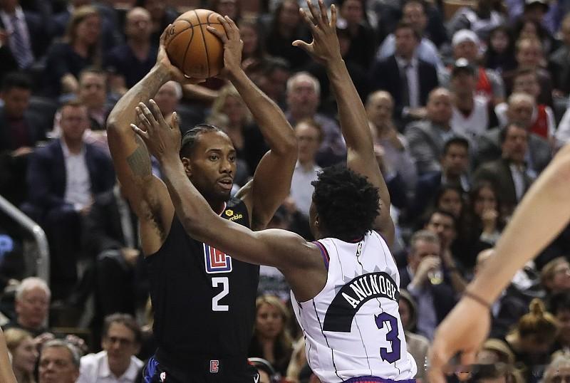 五、🏀 NBA 大新闻：伦纳德被快船交易至猛龙（网传“1换7”）

快船送伦纳德，换英格拉姆+迪克+2无保护首轮+1首轮互换+2次轮。

联盟对快船/伦纳德“规避奢侈税”调查后，交易未被推翻，鲍尔默不上诉。

伦纳德重返2019夺冠地猛龙，快船转向“英格拉姆+选秀资产”重建。

注：该消息多来自美记