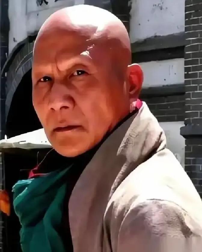 17岁那年，计春华给自己煎了锅中药，锅是铝的。第二天一早，他一照镜子，头发、眉毛，一根不剩。
 
水还在哗哗流着。计春华伸手关掉龙头，弯腰捡起水池里的头发，拢成一撮。他走到阳台，铝锅还在煤油炉上搁着，药渣沉在锅底。他盯着锅看了会儿，把锅拿下来，倒扣在垃圾桶上。
 
回宿舍时，几个队友已经围过来。“你