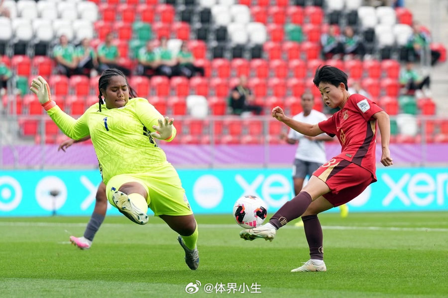 #女足世界杯中国队五球小胜#全场对对手形成围攻之势，狂轰43脚射门，中国女足最终收获一场五球大胜。9月7日，在U20女足世界杯小组赛首轮中，中国U20女足以5比0战胜新喀里多尼亚U20女足，取得开门红。然而，比赛过程远非一帆风顺，这场看似比分悬殊的胜利并未带来酣畅淋漓之感，反而为球队的出线前景蒙 ​
