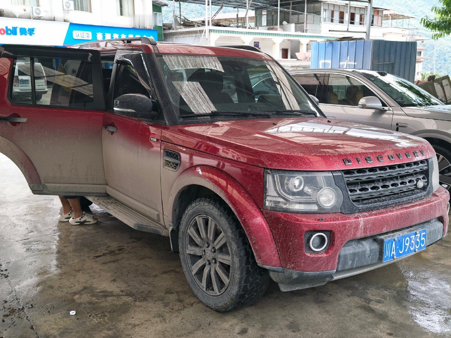 现在的越野车市场，
一台成色非常好的路虎发现4，
价格能直逼揽胜火烧云，
非常顶，
而且目测这个车不太会降价，
所以十几万的发现4是非常香的
又舒服，又豪华，越野能力还很nb，
大家都贼喜欢！  ​
