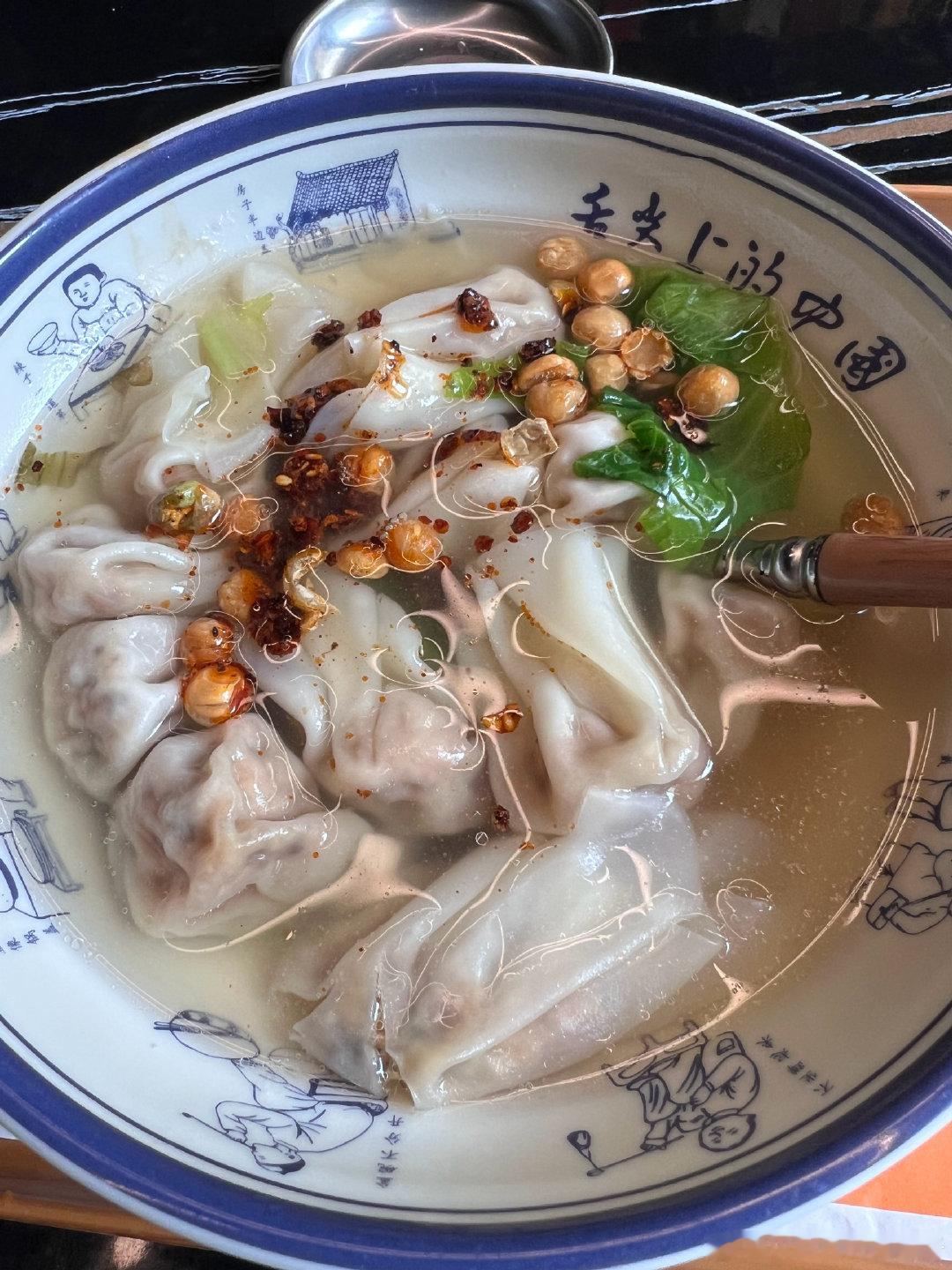 今天早餐吃馄饨
味道不错但非常之清淡
不放辣椒我吃不下去
再加一个鸡蛋一杯豆奶
吃完午饭又到半下午了
一天两顿饭，很养生

吃完去哪玩呢，发愁

#李杰灵对比小米18Fold和iPhoneDuo# ​