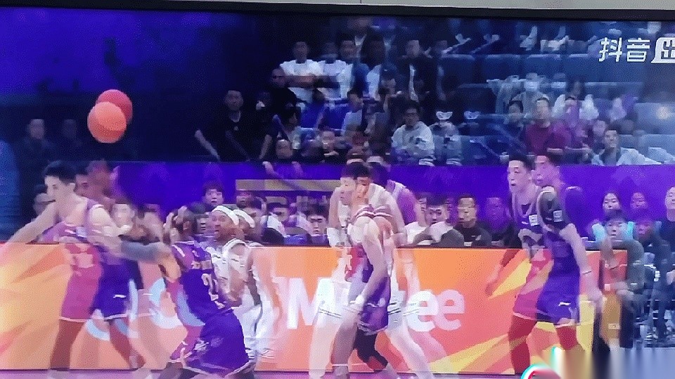 我勒个去！今晚这球看得我血压都飙上去了，就这南京天之蓝的小外援帕克，简...