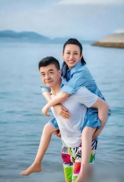 秦海璐在家连袜子都不自己穿，王新军蹲床边给套上，她才慢悠悠起床。
镜头前她是缉毒队长白桦，金鹰奖提名，新剧《雷霆令》正播着。片场能扛枪能熬大夜，回家直接瘫成“废人”。
老公端水、递鞋、哄起床，全套伺候。换别人早被骂矫情，她这日子过了十几年没人觉得违和。
为啥？她挣钱不比男人少，事业不靠婚姻贴金