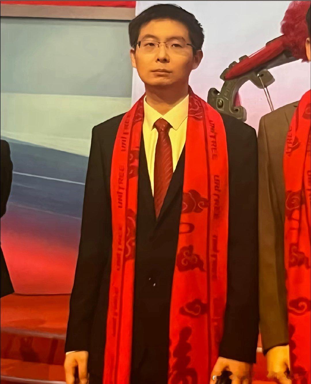 我一个心理医生朋友说，王兴兴脸上的表情，已经不是没有笑容了，仔细看会发现，整张脸上都是凝重。

还有的时候嘴唇微微抿起，那是一种面临巨大压力时的表现，因为他不知道后面会如何，自己又能否控制得住，所以脸上才会有类似麻木的表情。

有人说他本身性格内向，不擅长镜头面前表演喜悦。但这种紧绷 ​